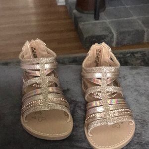Olive & Edie Lil Maya Gladiator Sandal - Kids' TODDLER SIZE 7M IN GOLD METALLIC